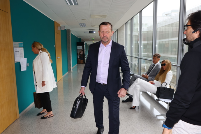 FOTO: Jaromír Soukup na chodbě u soudu. – stránka 93