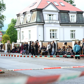 Opuštěný dům v Praze obsadili squateři.