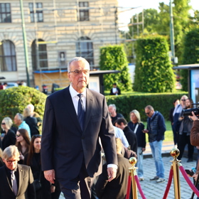 Exministr financí Miroslav Kalousek přišel vzdát hold Jiřímu Bartoškovi.