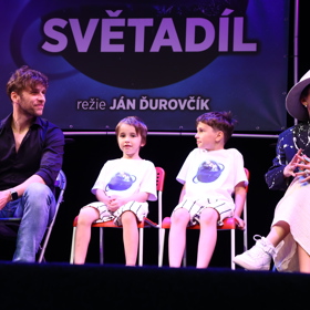 Manželé Tomešovi a jejich synové Kristián s Jonášem na tiskové konferenci Divadla Kalich. 