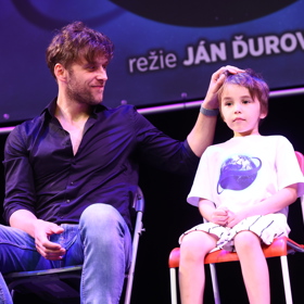 Roman Tomeš říká, že umělecké duše jsou oba dva, ale bránit jim v rozvoji jiných zájmů také nechtějí - záleží na tom, jak se do budoucna sami rozhodnou.