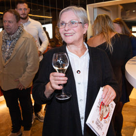 Na křtu knihy Petra Jákla V kimonu až do hrobu se Marta Jančurová objevila v roce 2023.