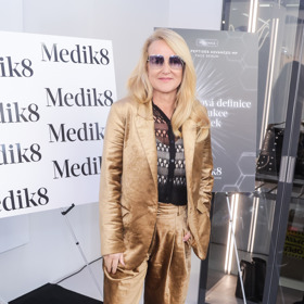 Ani trendy nemusí být to pravé pro vás a mohou vám přidat roky, jako tento sametový kostýmek na Vendule Pizingerové. 