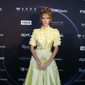 Natálie Kočendová v trendy falešné ofince z drobných vlnek. 