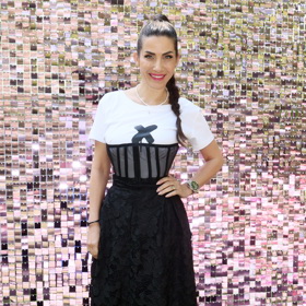 Eva Decastelo oblékla černou sukni a bílý top s mašlí, který má připomínat korzet. Imitace na výbornou! 