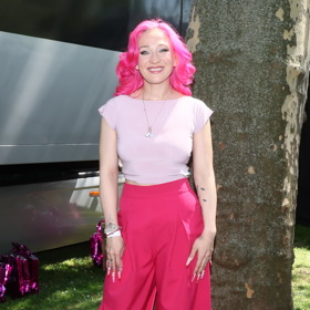 Tereza Mašková oblékla do Grébovky široké růžové kalhoty s vysokým pasem a pastelově růžové tričko.