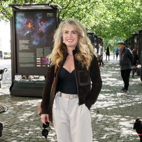 Olga Menzelová zvolila outfit s mladistvými a módními prvky.