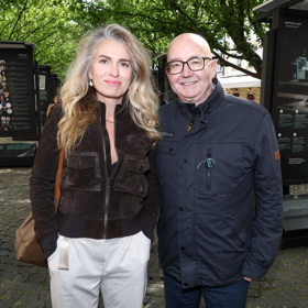 Producentka Olga Menzelová ve vyladěném looku přišla podpořit svého partnera, egyptologa Miroslava Bártu.