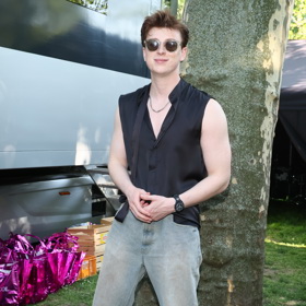 Adam Mišík oblékl do parku džíny a černé tričko na pomezí vesty. Nově fanouškům bere dech svou kaštanově hnědou barvou vlasů.