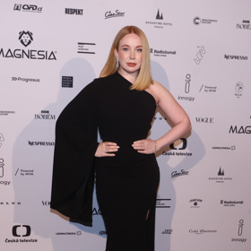 Zrzka Alena Doláková představila na Českém lvu nový blond účes.