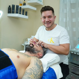 Petr Pity Krejczy se specializuje také na péči o mužskou pleť. Pečuje například o Muže roku Pepu Kůrku. 