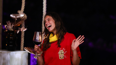 FOTO: Dominika Hašková s vínem v ruce.