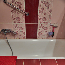 Vyzděný okraj u vany v koupelně je ideální na posezení.