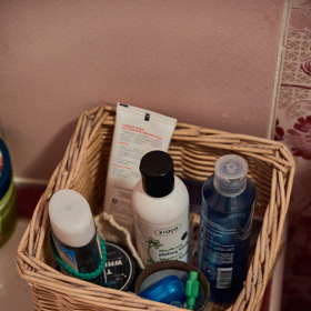 Košíček s holčičími nezbytnostmi