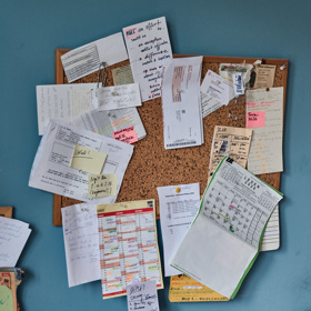 Detail "milionu papírků" se vším, na co Míša nesmí zapomenout.