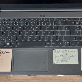 Papírky jsou všude... i na klávesnici notebooku.