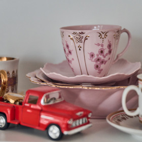 Porcelánové šálky jako dekorace.