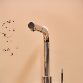 "Kouzelný" kohoutek na vodu, z nějž teče i perlivá voda.