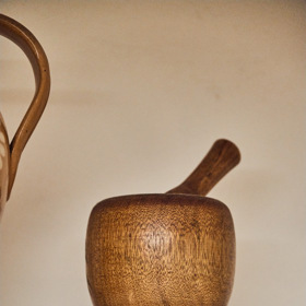 Dřevěný hmoždíř je jednou z maličkostí, která zdobí zpěvaččinu kuchyň. 