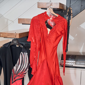 Šaty, ve kterých vystupuje s Honzou Dana Batulková, od stejné návrhářky.