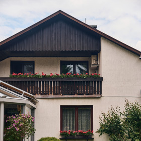 Zpěvačka Helena Vondráčková pozvala magazín Lifee.cz na návštěvu do svého domu za Prahou. 