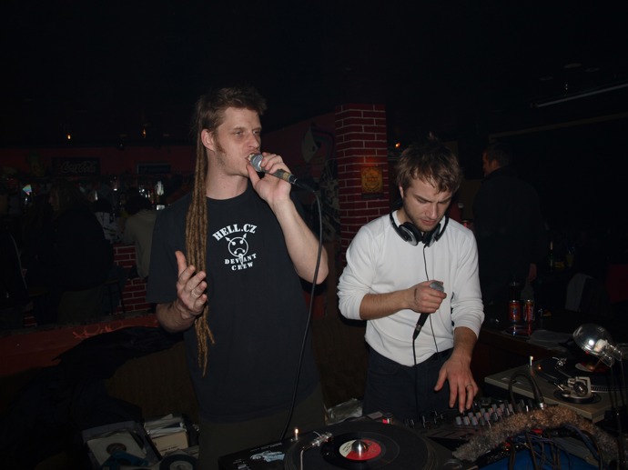 FOTO: Hudebník MC Dr. Kary se svými dredy. – stránka 9