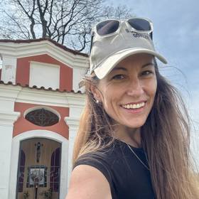 Eva Decroix si umí užívat života.