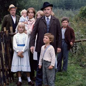 Předlohou pro seriál se stal známý sklářský rod Rücklů. Jejich příjmení ale nesmělo zaznít, neboť členové rodiny byli na černém seznamu tehdejšího režimu.