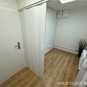 Prostor je malinkatý.