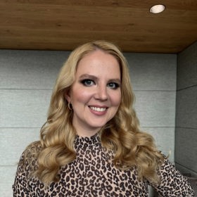 Redaktorka Lifee Veronika Nováková v make-upu podle moderátorky Evy Perkausové.