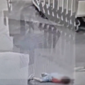 Je stále v bezdvědomí.