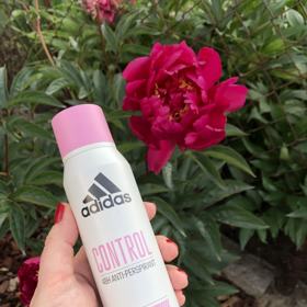 Editorka Klára preferuje antiperspiranty ve spreji a tento si ji získal mimo jiné svou květinovou vůní. Antiperspirant ve spreji, adidas, 79,90 Kč