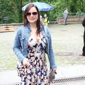 V galeriích fotografií jsem našla i tyto krásné maxi šaty, které Jitka oblékla s džínovou bundičkou. Všimněte si, že šaty mají také zvýrazněný pas. 