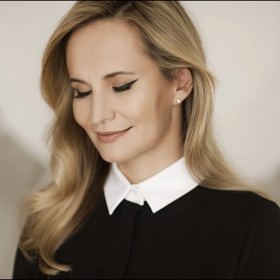 Předlohou líčení byla tahle fotografie, která ozdobila přebal CD oblíbené české zpěvačky. Fotila ji Lenka Hatašová. 