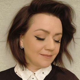 Šéfredaktorka magazínu Lifee.cz Markéta Behinová se nechala nalíčit podle Moniky Absolonové. 