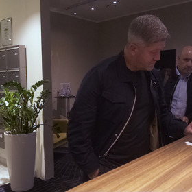 Fotbalisté při vstupu do Tančícího domu.