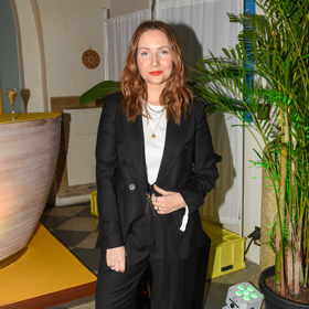 Tenisky nazouvá Veronika Arichteva i ke kalhotovému kostýmku. 