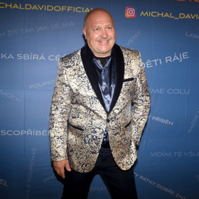 Mezi oblíbené látky Michala Davida patří blyštivý brokát. 