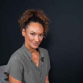 Svého otce, který pocházel ze Súdánu, Lejla celý život hledala - a když ho našla, vztahy s ním ukončila kvůli jeho alkoholismu.