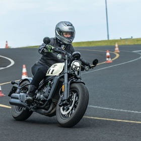 Eva Pavlová se proháněla na motorce.