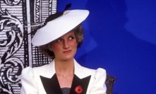 Princezna Diana v kostýmku s ozdobnou květinou a kloboučkem.