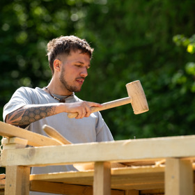 Vojta pečlivě pracuje na farmě.