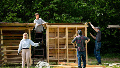 FOTO: Soutěžící a jejich přístřešek.