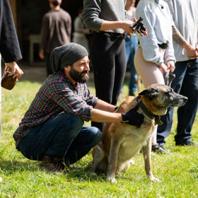 Pes Zuzany byl z tolika zvířat hotový.