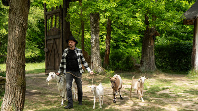 FOTO: Hospodář jim daroval kozy a králíky.