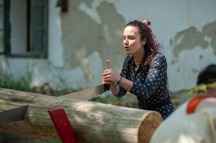 FOTO: Kateřina se pustila do řežání dřeva. – stránka 41