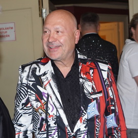 Hitmaker si oblíbil také saka s barevnými potisky. 