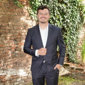 Vítěz soutěže MasterChef Česko pro rok 2020, Roman Staša, moderoval křest nové knihy Jany Bernáškové.