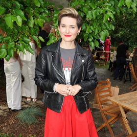 Farářka Martina Viktorie Kopecká talár vyměnila za kožený křivák. Ten efektně zkombinovala s elegantní červenou sukní