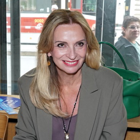 Herečka zářila i v outfitu poskládaném z tlumených odstínů.